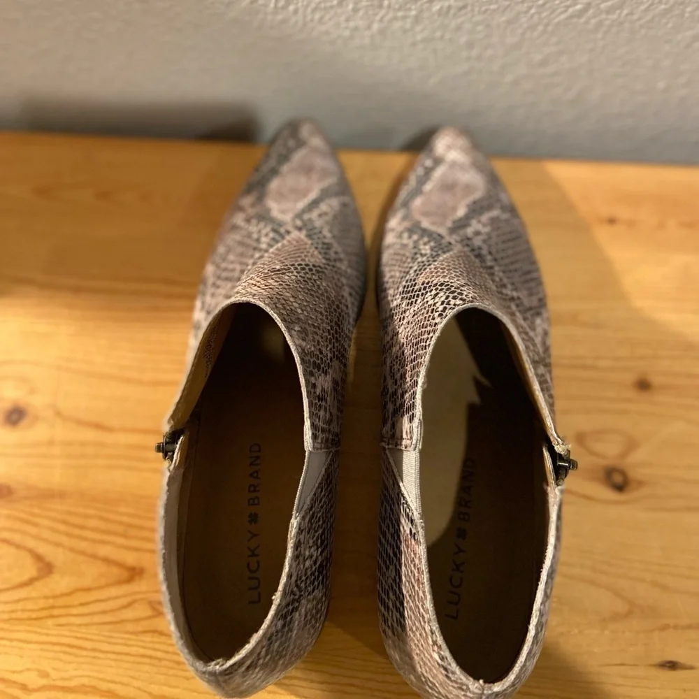 Lucky Brand~Neutral~Snakeskin Print~Pointed Toe~Block Heel~Ankle Booties~Size 10